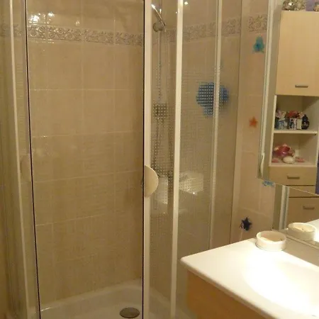 Appartement T2 Avec Jardinet, Proche Et Commerces, Parking Prive - - Fr-1-731-22 Le Grau-du-Roi