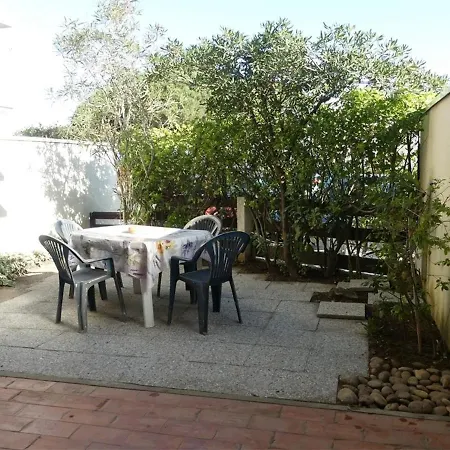 Appartement T2 Avec Jardinet, Proche Et Commerces, Parking Prive - - Fr-1-731-22 Le Grau-du-Roi